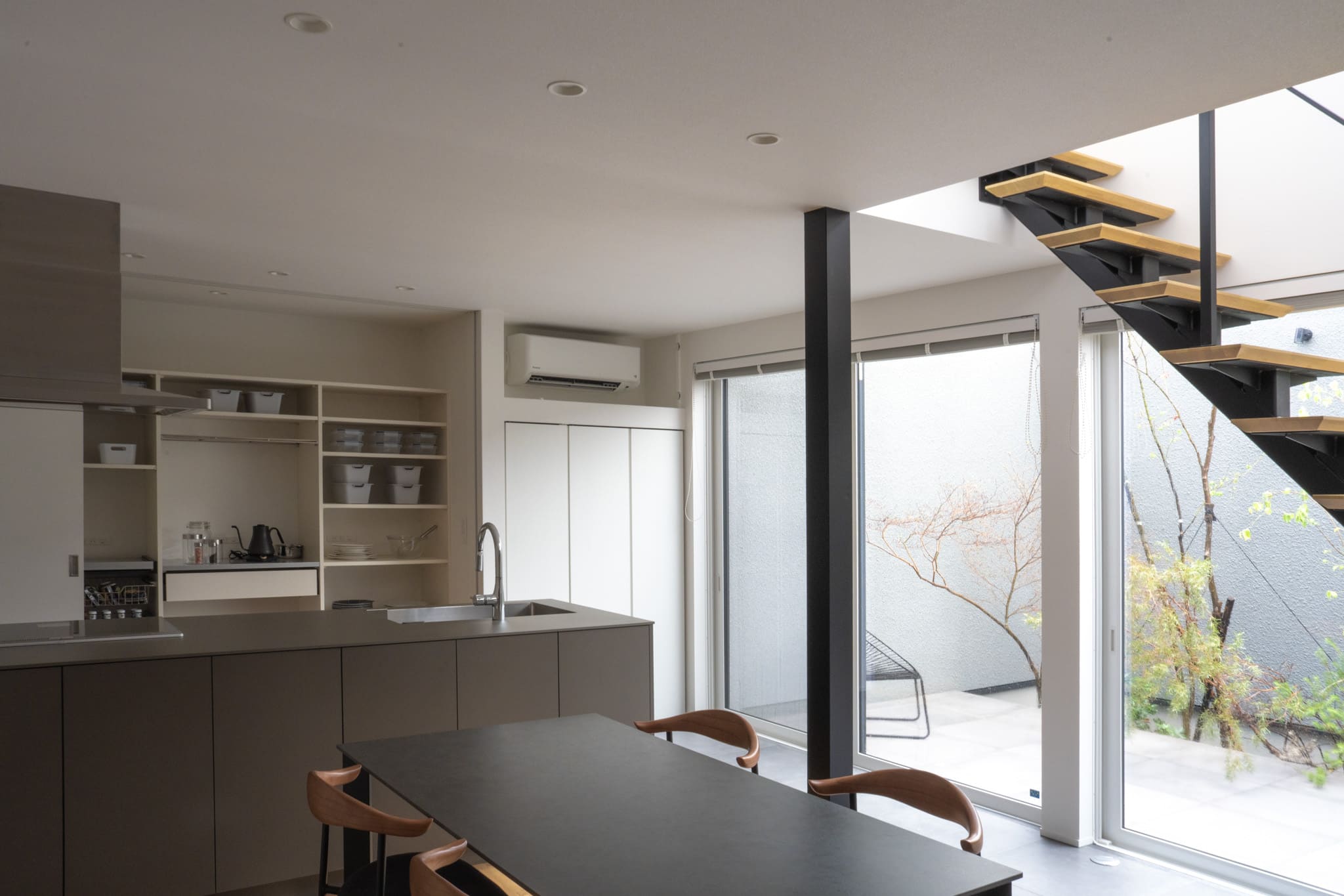 ルーバーを開いた状態のエアコン収納