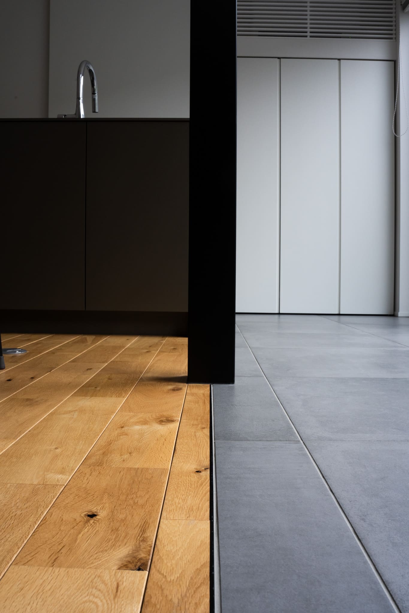 ささらをなくし踏み板を薄く見せた階段ディテール