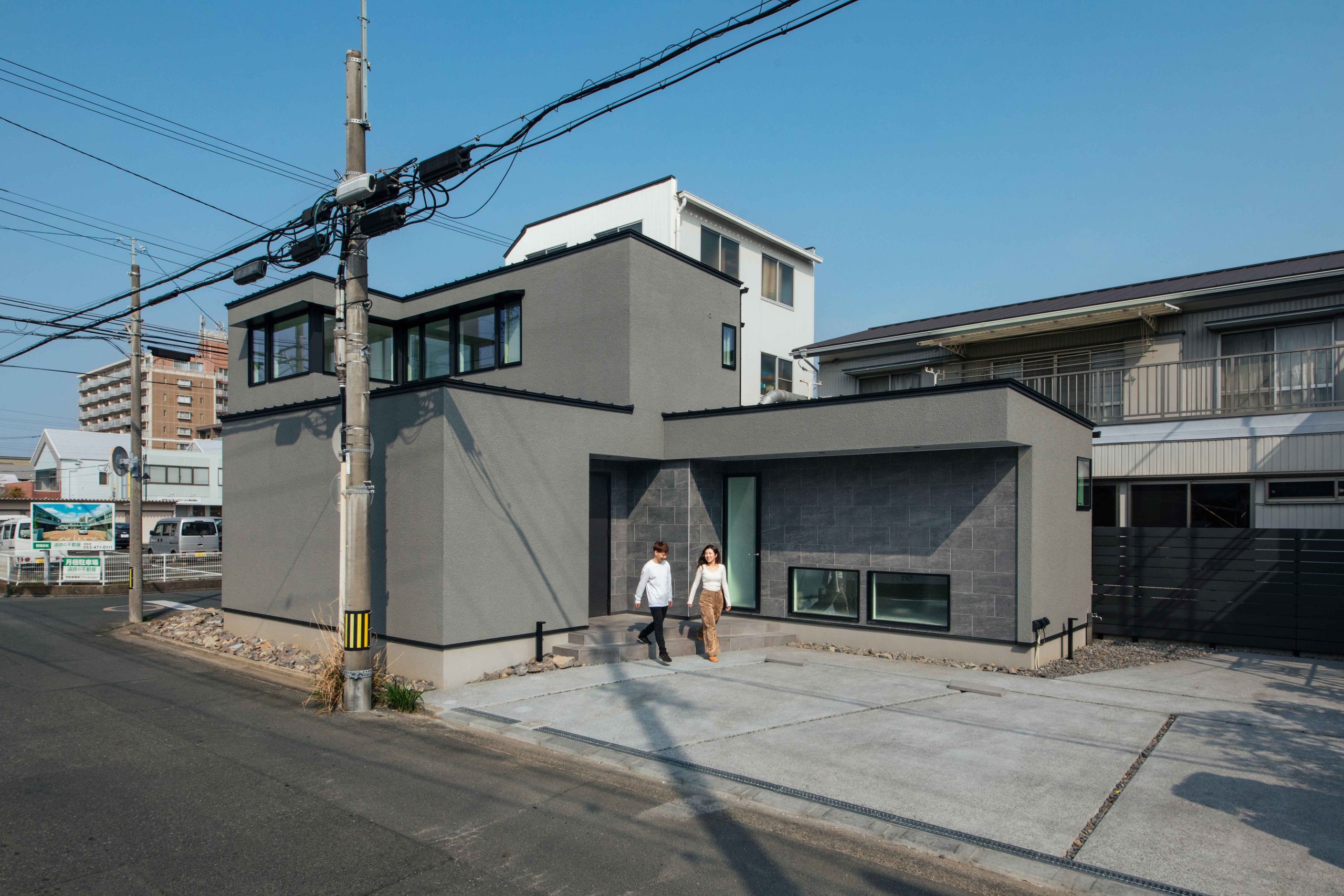 外は要塞、中は空と繋がるカーテンレス住宅