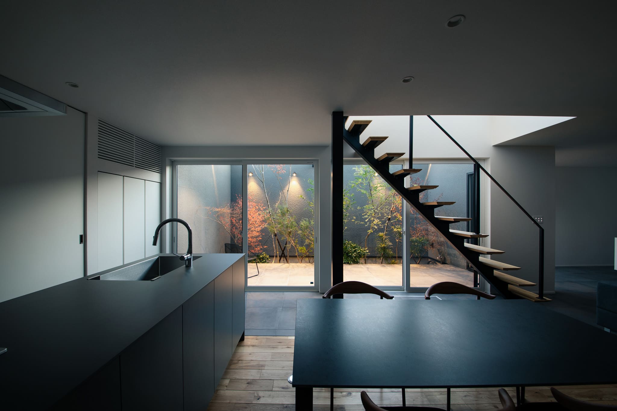 囲われた中庭から空を見上げる、没入感を軸に設計されたモデルハウス外観