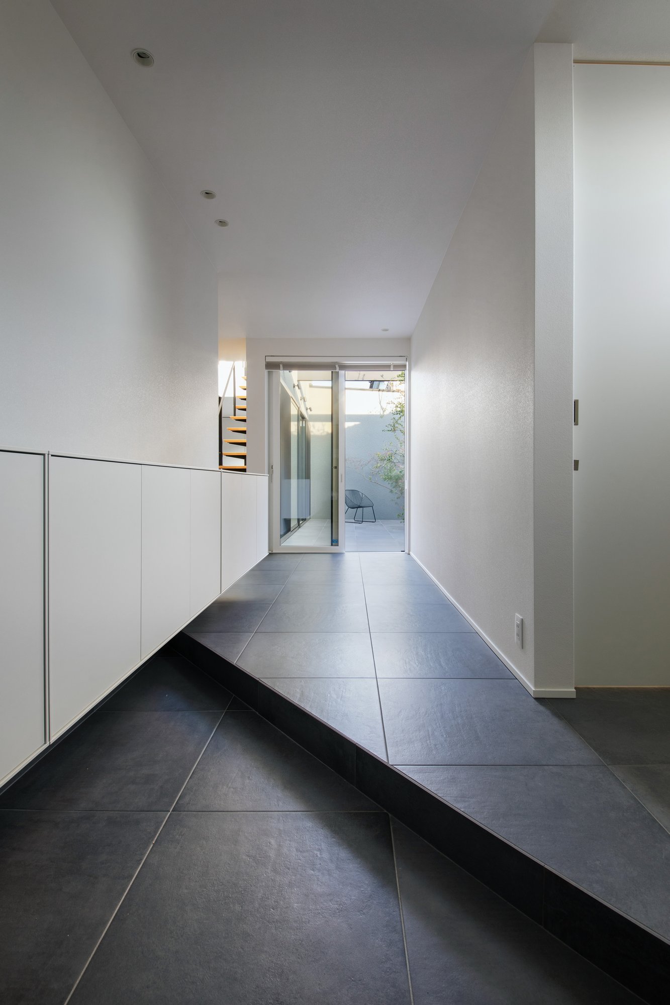 玄関ホールから中庭へ続くタイル床