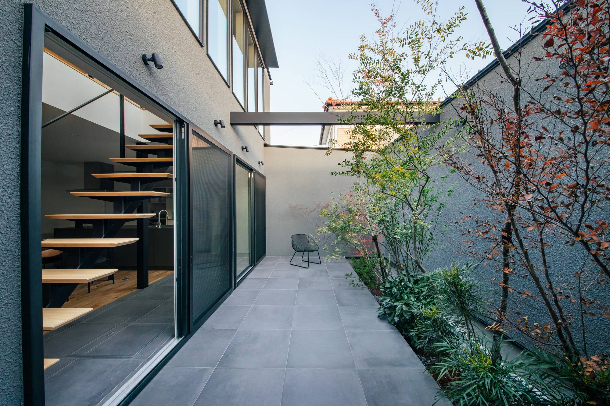 内と外をつなぐタイルの連続