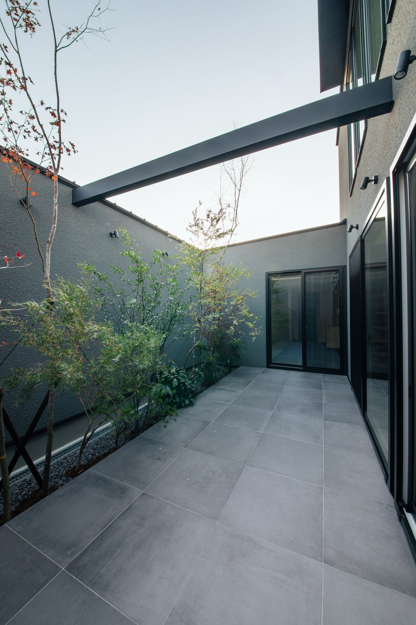 窓のない高い壁で隣家の視線を遮る「囲い壁」のファサード