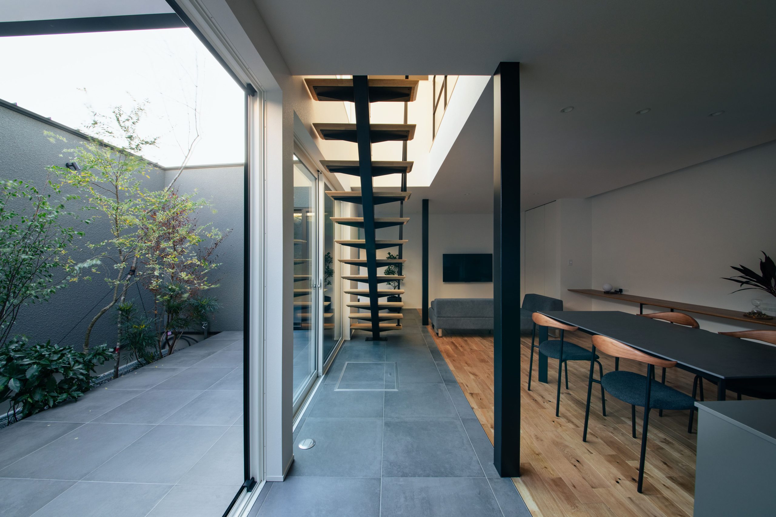 視線の動きを止めないアルミ巻きの柱ディテール