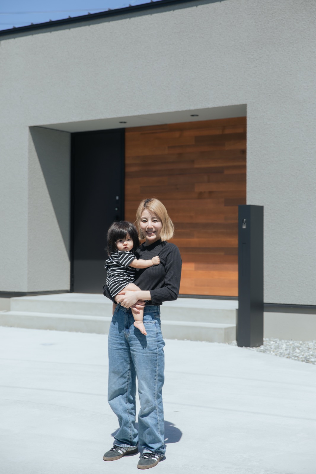 玄関前のお施主様とお子さん