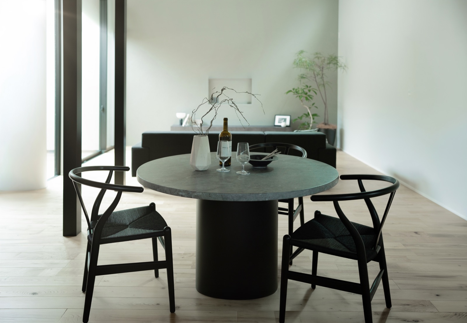 丸テーブルを中心にしたダイニング