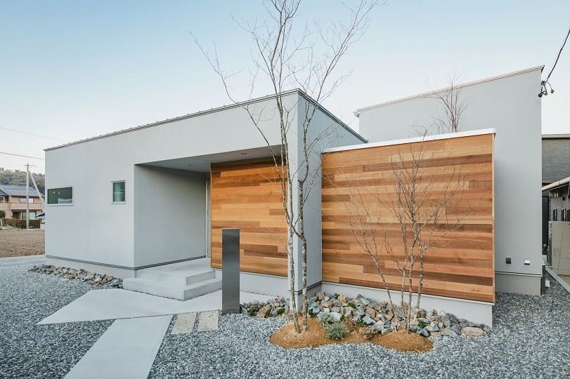グレーの外壁と木目のアクセントが特徴的な住宅の外観