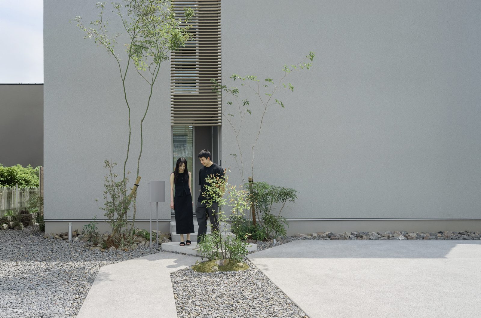 植栽とアプローチが印象的な外観