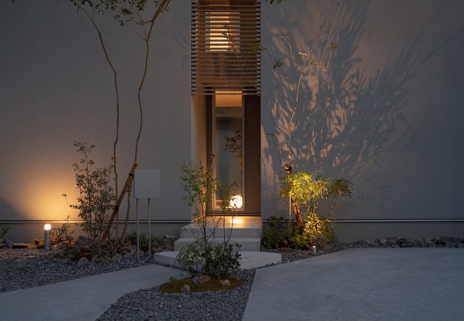植栽と照明が映える夜の外観