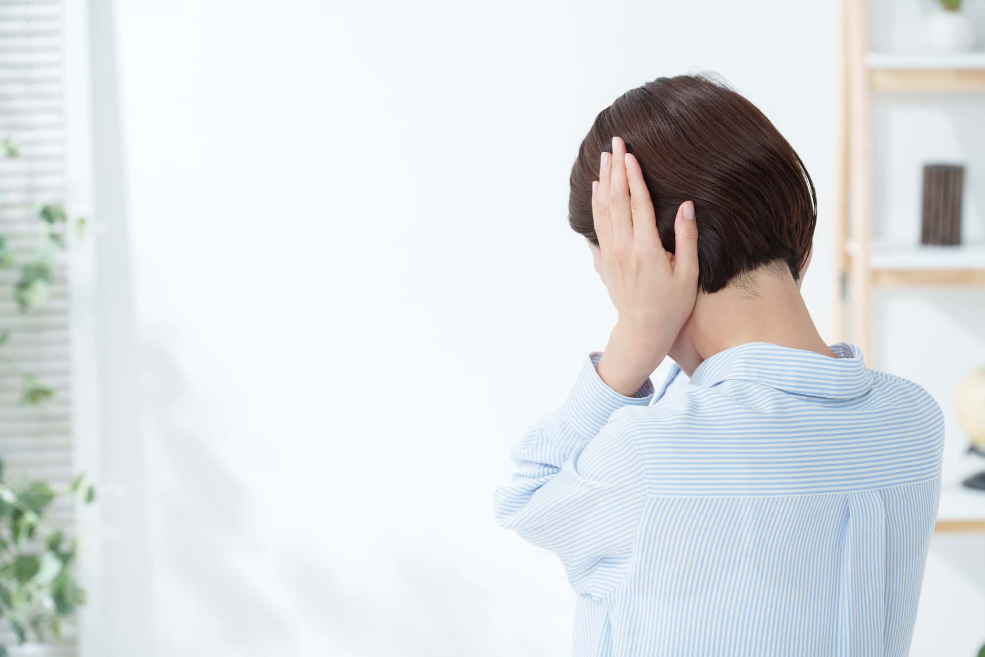 騒音から耳を塞ぐ女性